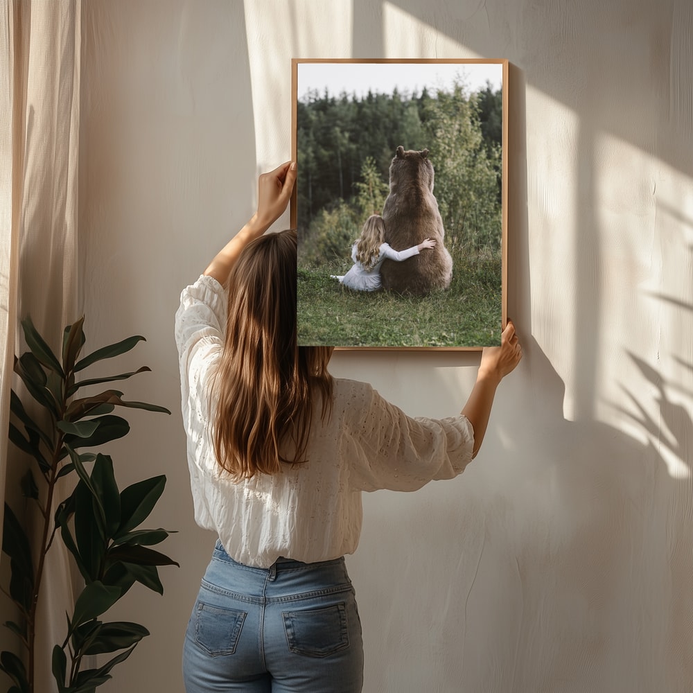 Poster einer friedlichen Umarmung im Wald