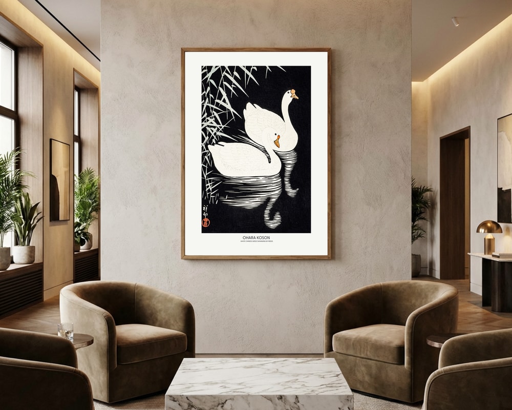 Poster mit weißen chinesischen Gänsen, die zwischen Schilf schwimmen
