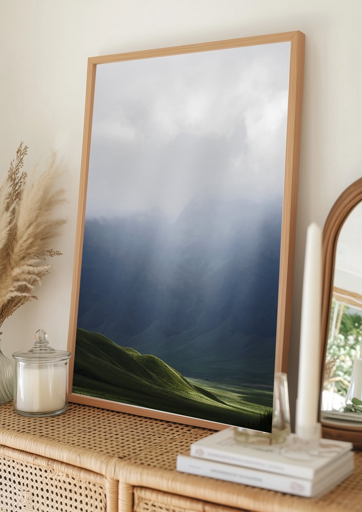 Poster mit nebligen Sonnenstrahlen über den Bergen