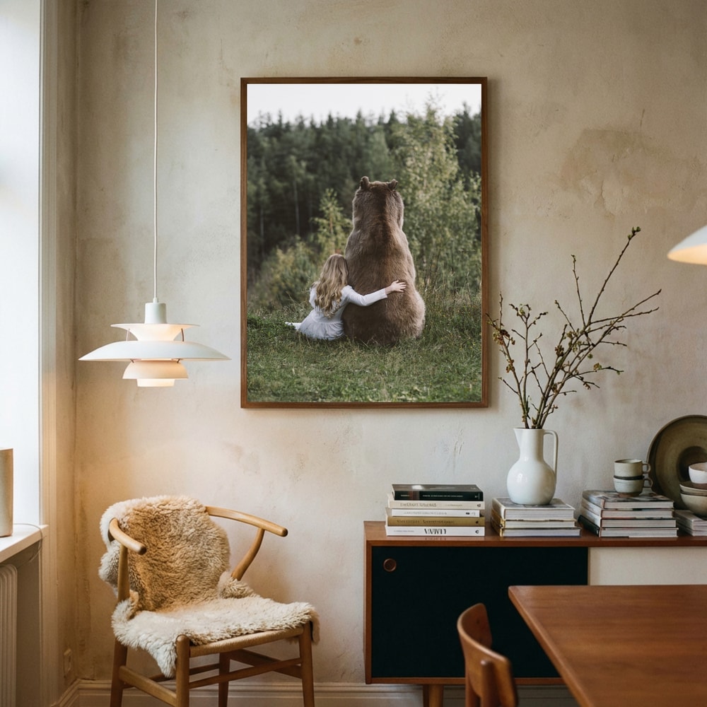 Poster einer friedlichen Umarmung im Wald