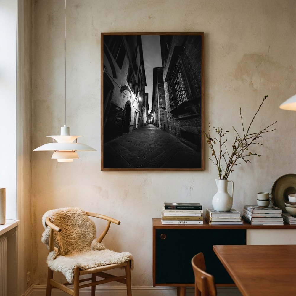Poster einer engen, dunklen Gasse in Schwarz-Weiß