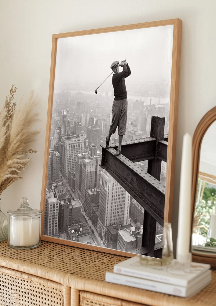 Poster mit Golfschwung vor Wolkenkratzern