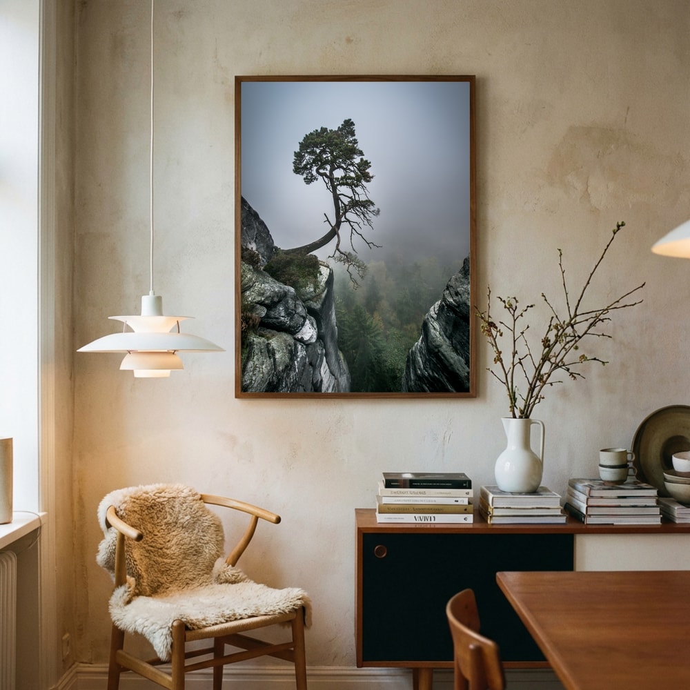 Poster mit einer nebligen Bergkiefer