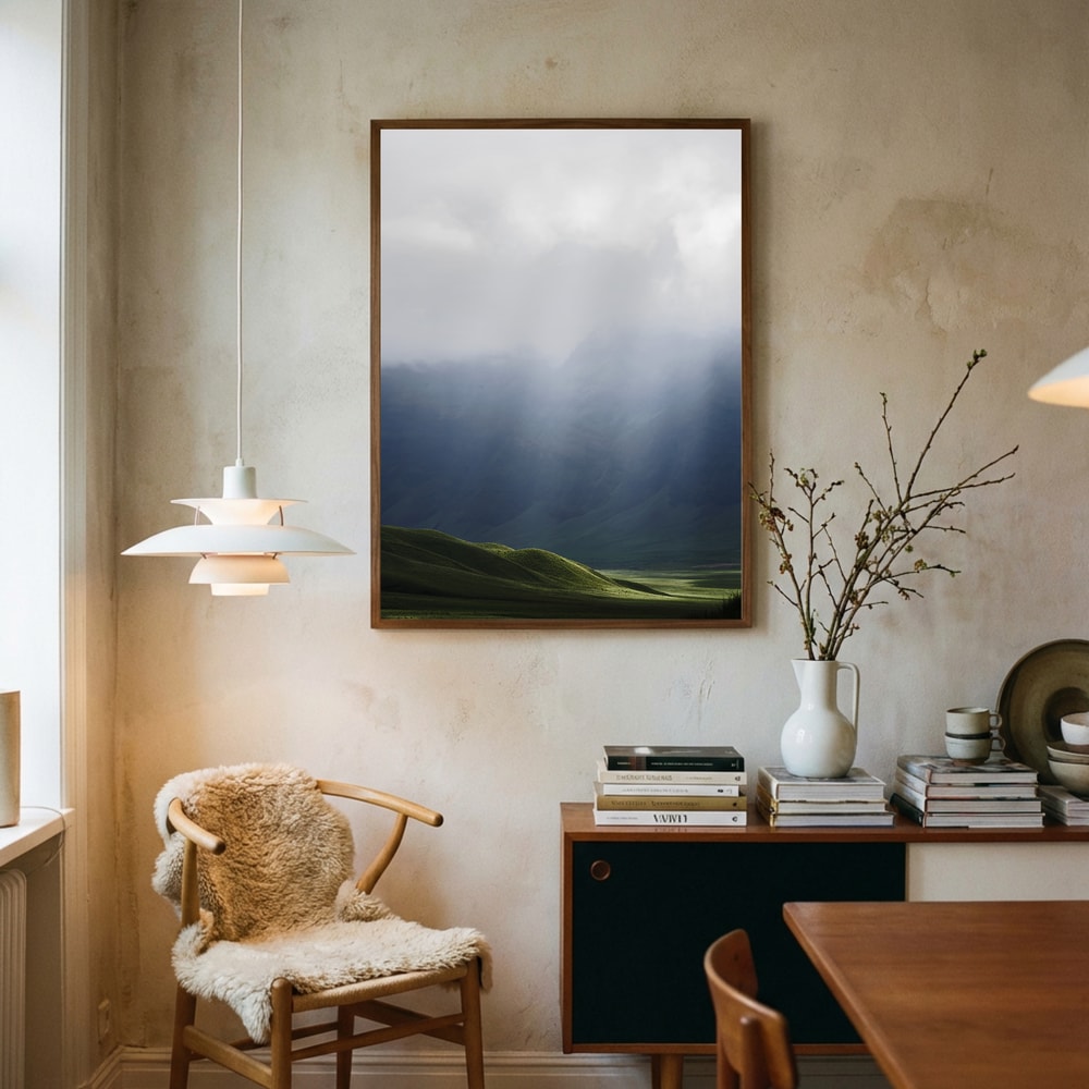 Poster mit nebligen Sonnenstrahlen über den Bergen