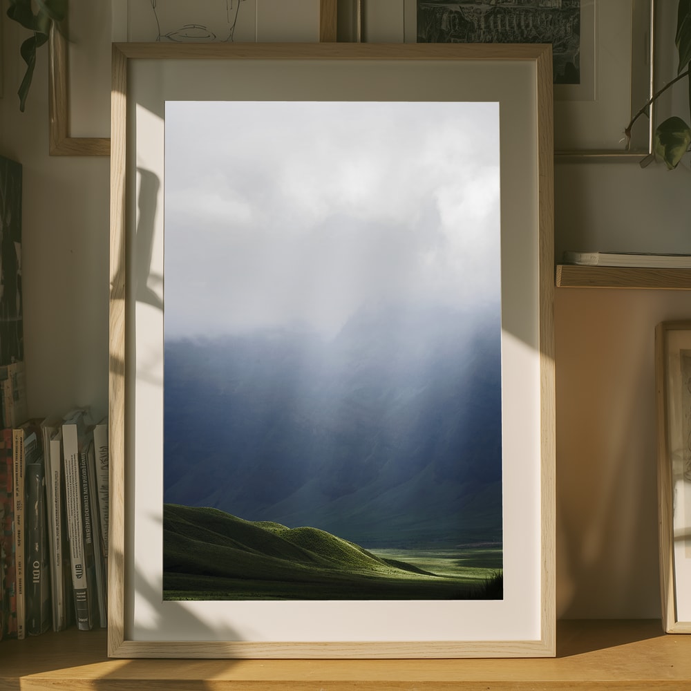 Poster mit nebligen Sonnenstrahlen über den Bergen