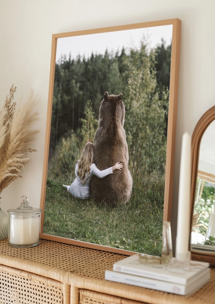 Poster einer friedlichen Umarmung im Wald