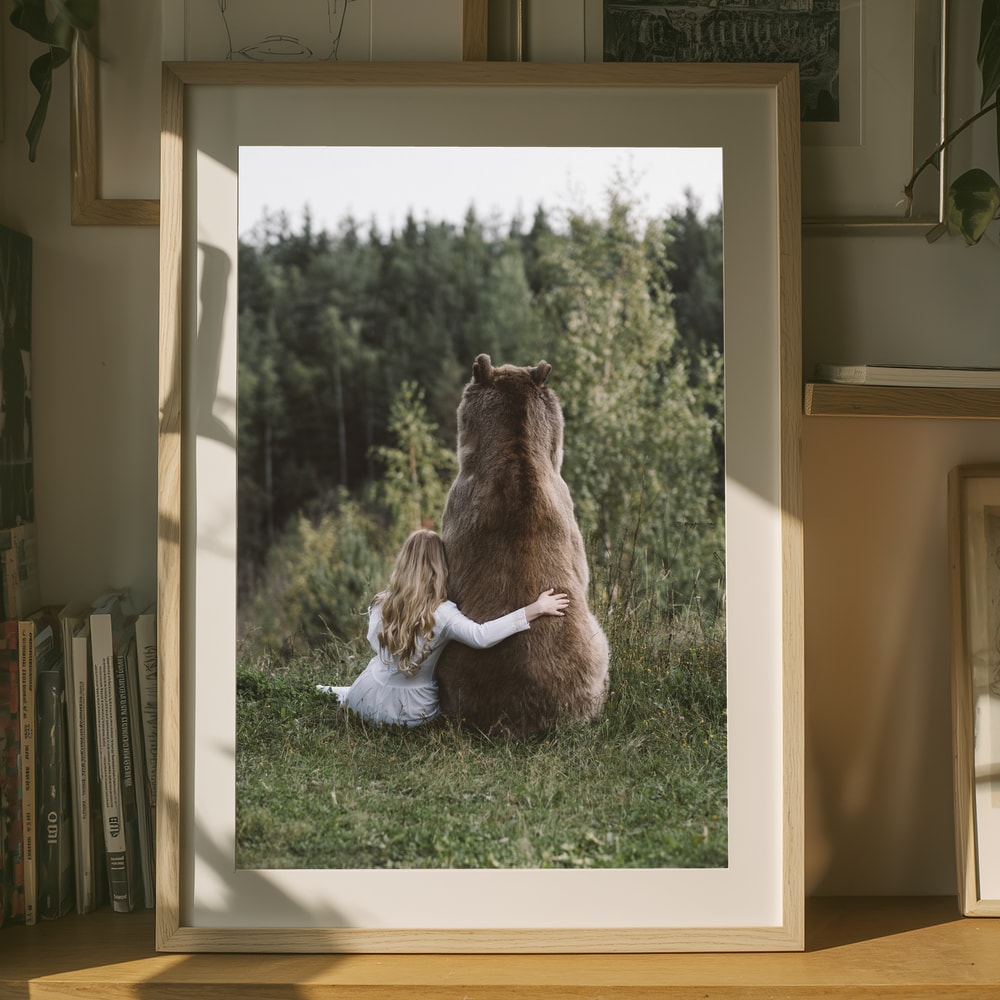 Poster einer friedlichen Umarmung im Wald