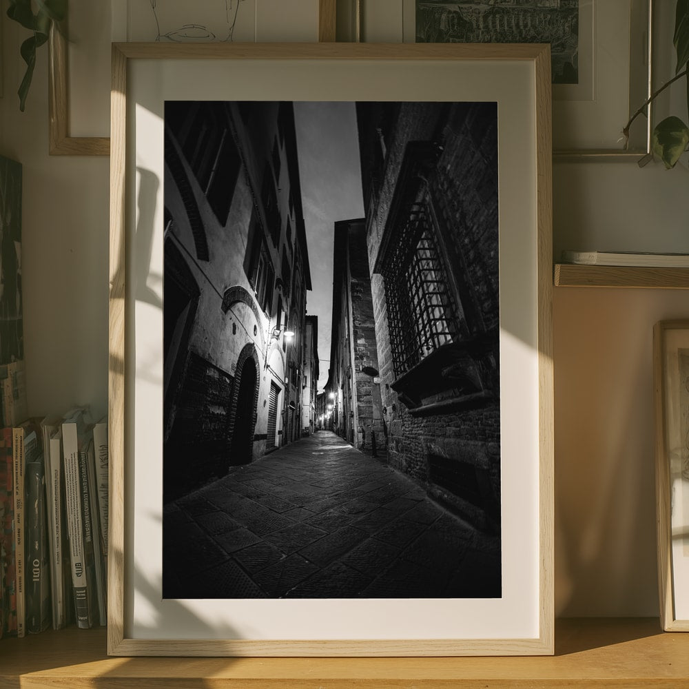 Poster einer engen, dunklen Gasse in Schwarz-Weiß