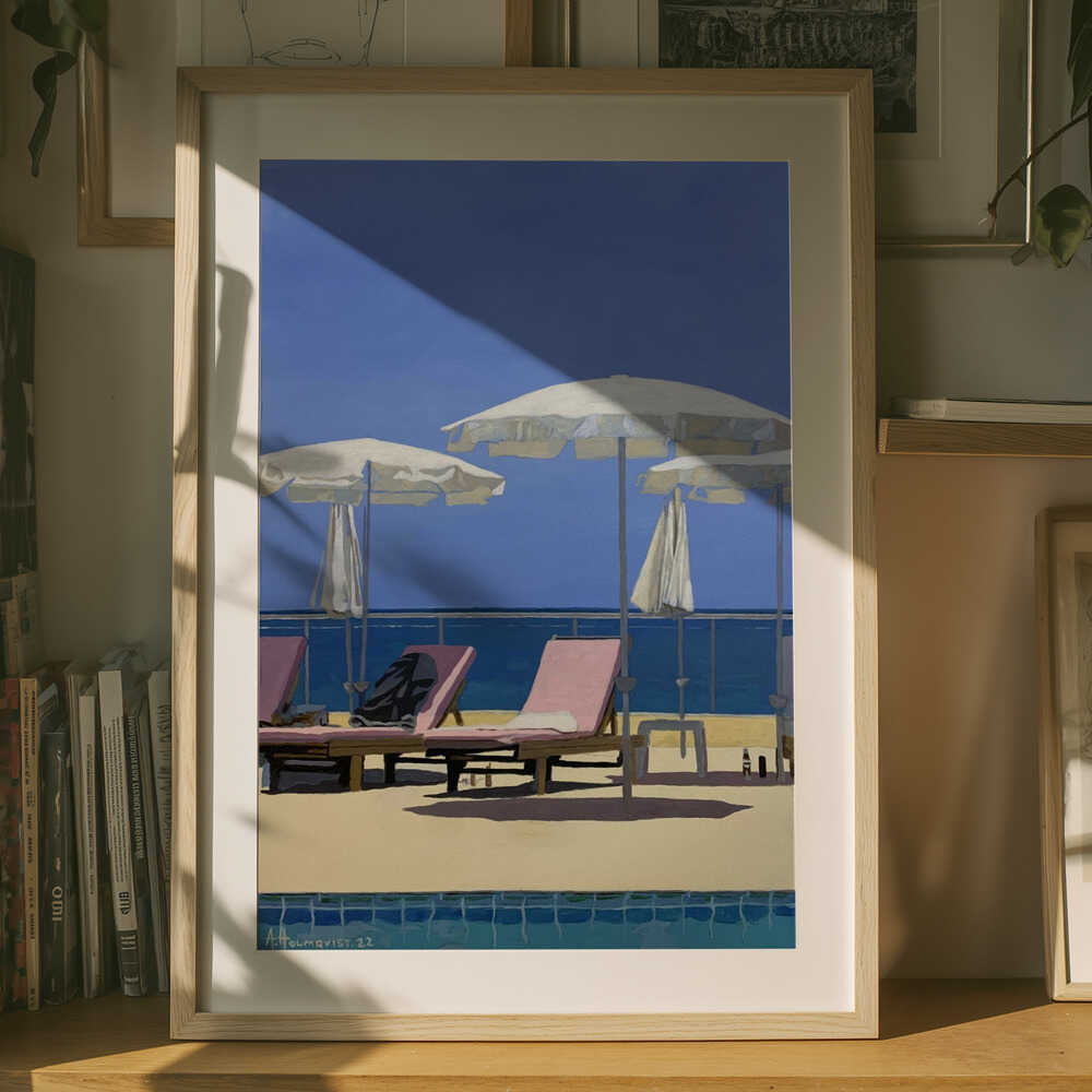 Poster mit Sonnenliegen am Sommerstrand