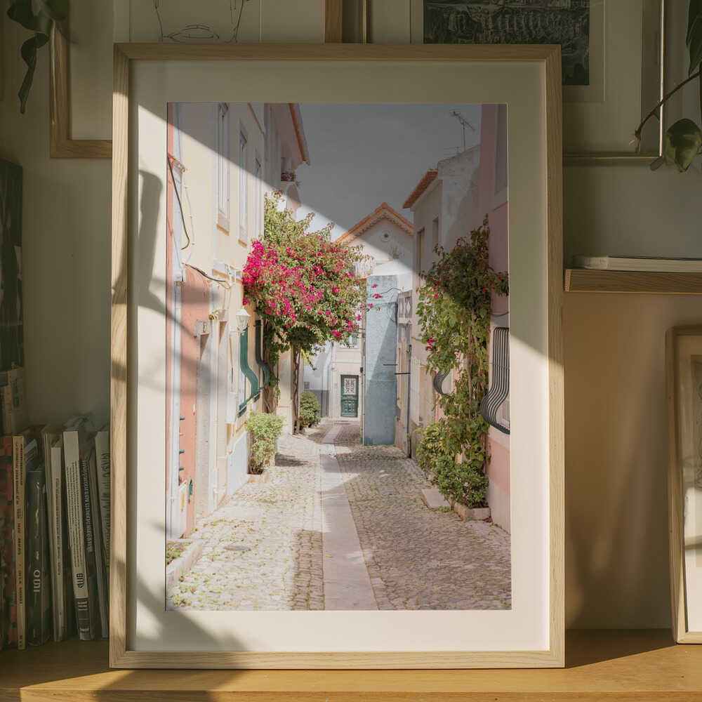 Poster einer blumengeschmückten Dorfstraße