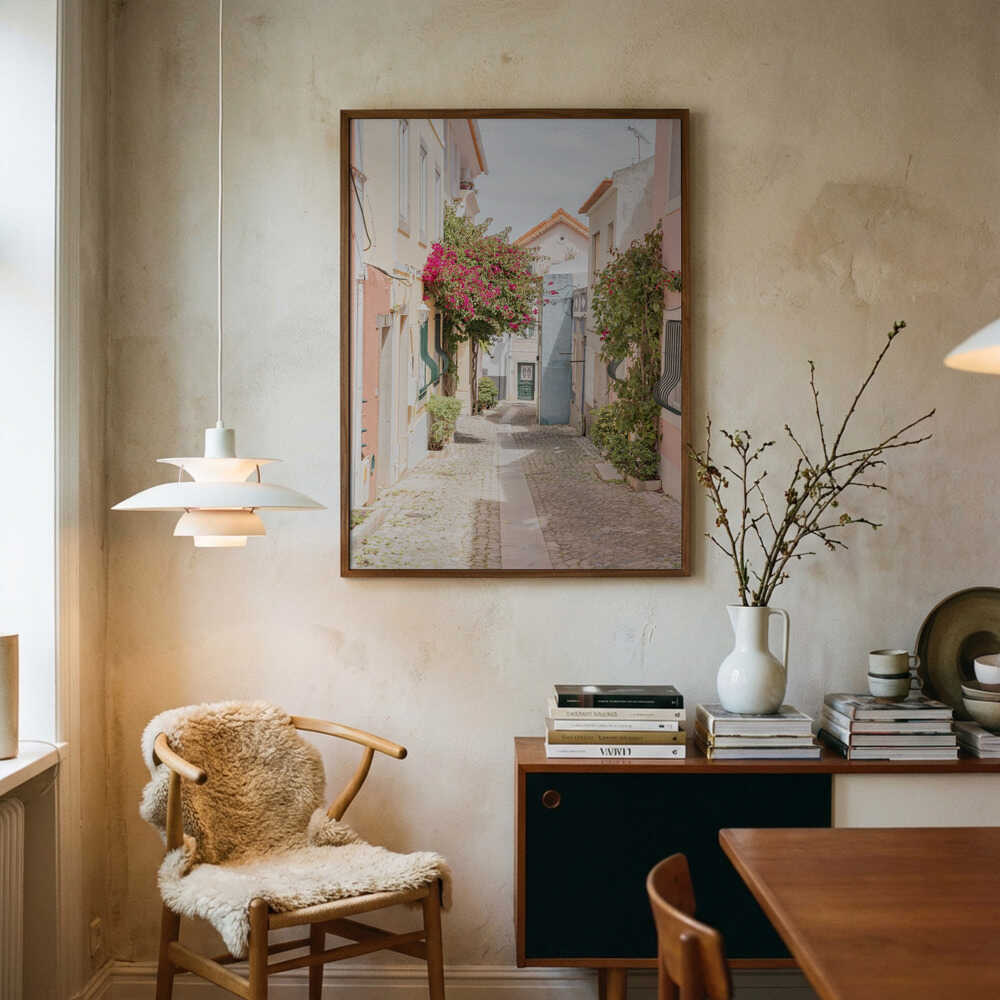 Poster einer blumengeschmückten Dorfstraße
