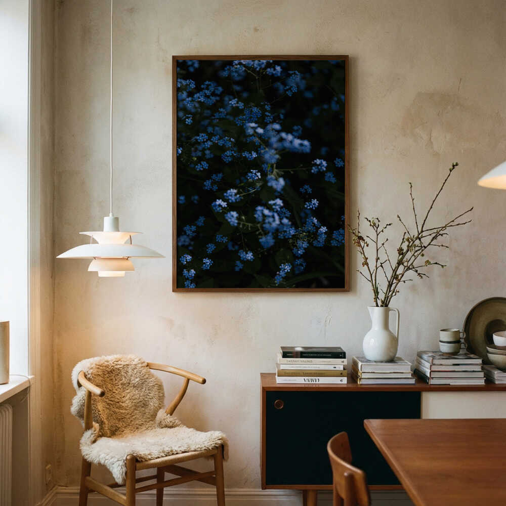 Poster mit ruhigen blauen Blumen