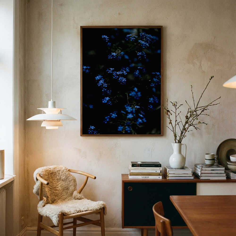 Poster mit mitternachtsblauen Blumen