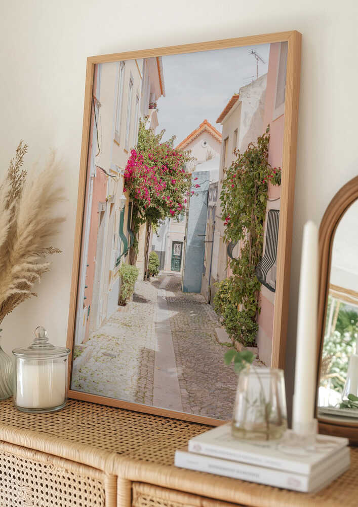 Poster einer blumengeschmückten Dorfstraße