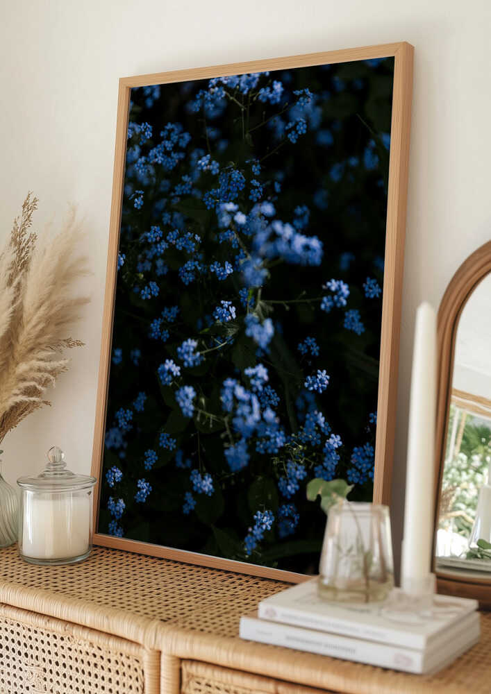 Poster mit ruhigen blauen Blumen