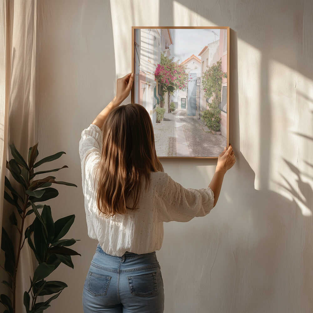 Poster einer blumengeschmückten Dorfstraße